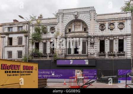 Lime Street.Liverpool Merseyside. In Inghilterra. Il 3 agosto 2016. La Corte di Appello di ieri di salvataggio rovesciata della Gran Bretagna attivista del patrimonio nella sua offerta per fermare la demolizione di una fila di edifici di Lime Street, Liverpool, compreso l'ex Cinema Futurista visto qui con attrezzature per demolizione pronto per l'azione. John Davidson/Alamy Live News. Foto Stock