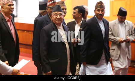 Kathmandu, Nepal. 03 Ago, 2016. Ex primo ministro KP Sharma Oli(C) ritorna con il suo ex ministri dal Parlamento dopo il nuovo primo ministro di elezione a Kathmandu, Nepal,Presidente del Partito comunista del Nepal,(Centro maoista) Presidente Pushpa Kamal Dahal anche noto come Prachanda è stato eletto come il trentanovesimo il Primo ministro ed il secondo intervallo di tempo il Primo Ministro federale della Repubblica Democratica del Nepal. Credito: Sunil Sharma/Alamy Live News Foto Stock