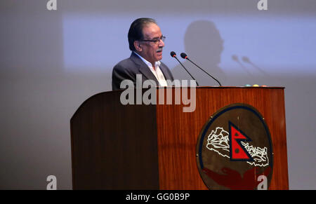 Kathmandu, Nepal. 03 Ago, 2016. Il Nepal il neo eletto primo ministro Puspa Kamal Dahal risolve il Parlamento durante il primo ministro processo elettorale in Kathmandu, Nepal,Presidente del Partito comunista del Nepal,(Centro maoista) Presidente Pushpa Kamal Dahal anche noto come Prachanda è stato eletto come il trentanovesimo il Primo ministro ed il secondo intervallo di tempo il Primo Ministro federale della Repubblica Democratica del Nepal. Credito: Sunil Sharma/Alamy Live News Foto Stock