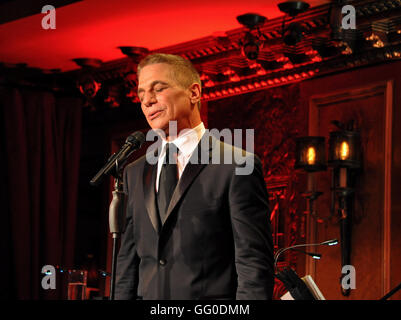 New York, NY. 26 luglio 2016. Tony Danza in Standards & Stories debutta al Feinstein's/54 Below. © Veronica Bruno / Alamy Foto Stock