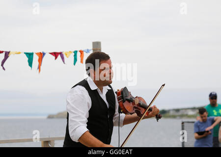 Un musicista esegue durante le celebrazioni per il centocinquantesimo anniversario del telegrafo transatlantico di segnalazione. Foto Stock