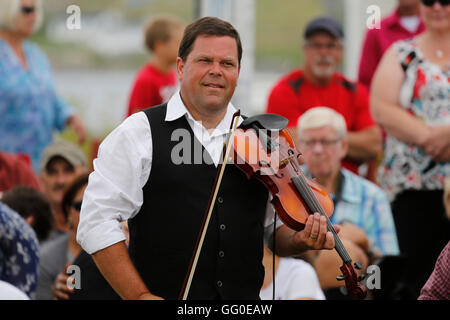 Un musicista esegue durante le celebrazioni per il centocinquantesimo anniversario del telegrafo transatlantico di segnalazione. Foto Stock