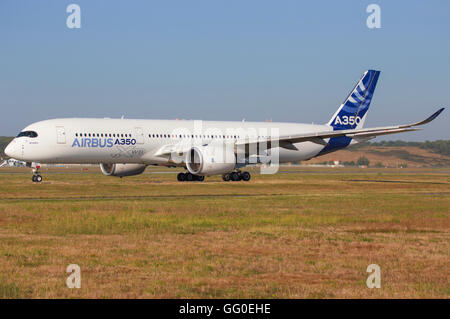 Tolouse/Francia Febbraio 3, 2013: Airbus A350 da Airbus tassare a decollare in Tolouse Aeroporto. Foto Stock