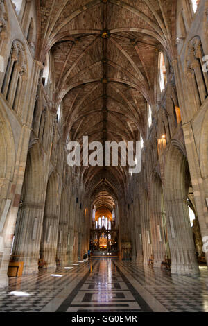 La navata centrale / interni / all'interno della cattedrale di Worcester, Worcestershire. Regno Unito, visto dall'estremità Ovest / Porta Occidentale, guardando verso est. Foto Stock