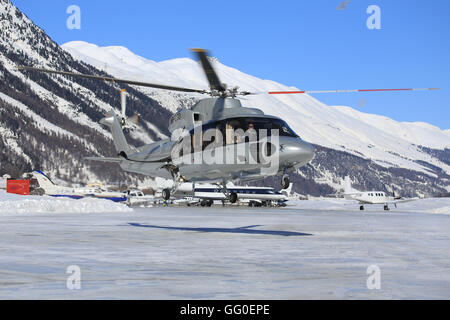 Un elicottero tenuto dalla neve in Engadina aeroporto di Samedan/Svizzera 05.01.2014 Foto Stock