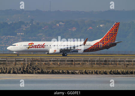 Bali/Indonesia Febbraio 19, 2013: Boeing 737 da Batik decollo all'aeroporto di Bali. Foto Stock