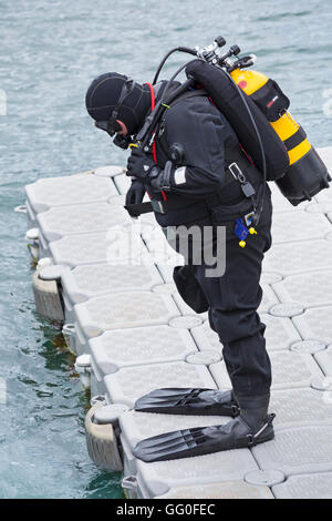 Scuba Diver tenetevi pronti a saltare in mare a Swanage in luglio Foto Stock