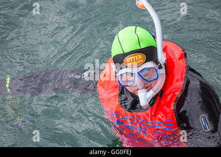 Scuba Diver nel colorato fluorescente ingranaggio in mare a Swanage in luglio Foto Stock