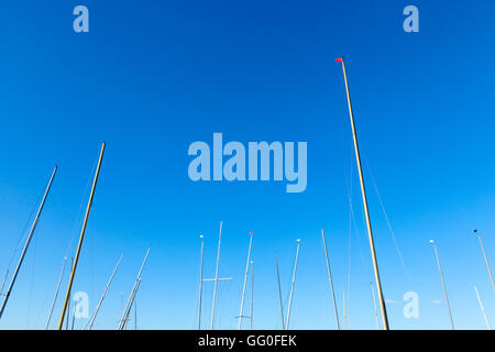 Un sacco di yacht a montanti contro un cielo blu, England, Regno Unito Foto Stock