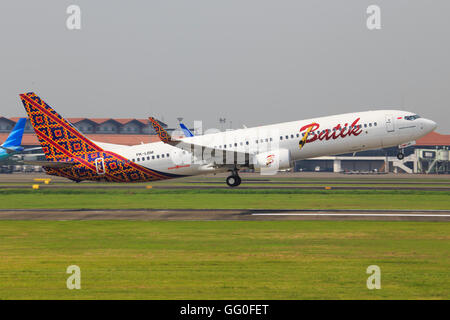 Bali/Indonesia Febbraio 19, 2013: Boeing 737 da Batik decollo all'aeroporto di Bali. Foto Stock