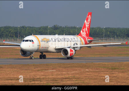 Kuala Lumpur/Malesia Febbraio 10, 2015: Airbus A320 da Air Asia atterraggio aerei di linea con la speciale di 'chevrolet' di colori a Kuala Foto Stock