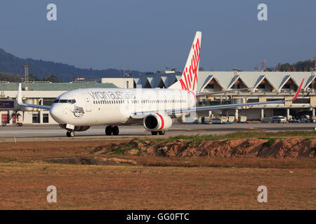 Phuket/Thailandia Febbraio 9, 2017: Boeing 737 dalla Vergine Australia l'atterraggio all'Aeroporto di Phuket. Foto Stock