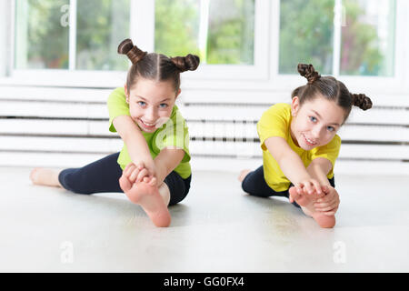 I bambini impegnati in addestramento fisico Foto Stock