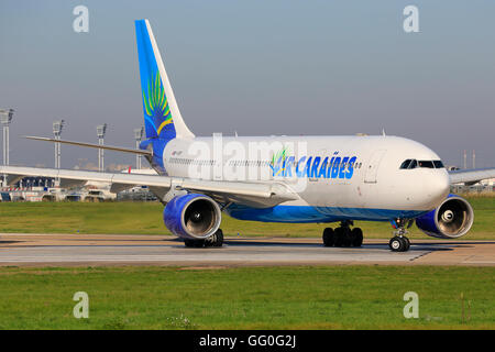 Parigi/Francia Ottobre 9, 2015: Airbus A330 di Air Caraibes all aeroporto di Parigi. Foto Stock