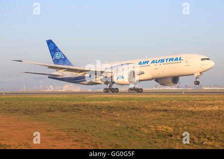 Parigi/Francia Ottobre 9, 2015: Boeing 777 Air Austral in atterraggio a aeroporto di Parigi. Foto Stock