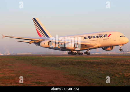 Parigi/Francia Ottobre 9, 2015: Airbus A380 di Air France Airways in atterraggio a aeroporto di Parigi. Foto Stock