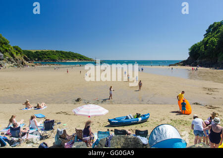 Famiglie sul Nord sands beach vicino a Salcombe godendo un sole estivo Foto Stock