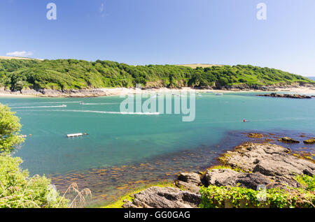 Vista di East Portlemouth oltre l'estuario di Salcombe da Salcombe Foto Stock