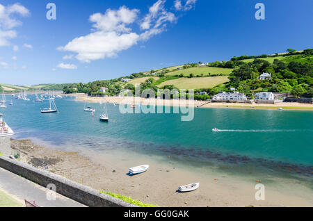 Vista di East Portlemouth oltre l'estuario di Salcombe da Salcombe Foto Stock