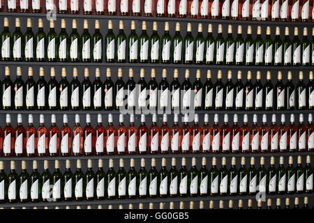 Le bottiglie di vino allineate su scaffali presso la porta della cantina e anche le vendite di vino a vini Vredenheim, Stellenbosch, Sud Africa Foto Stock