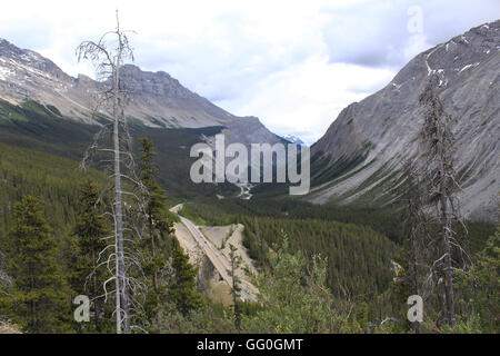 La strada attraverso le montagne rocciose in prossimità del colombiano campi di ghiaccio Foto Stock