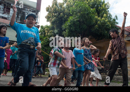 I bambini autistici marzo con i loro genitori e terapeuta in Makassar, Indonesia. Foto Stock