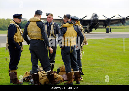 Re enactors a East Kirkby con Lancaster NX611, Just Jane Foto Stock