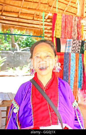 MAE HONG SON, Tailandia - 17 giugno 2014: Padaung non identificato (Karen) tribù donna in costume tradizionale vicino a Mae Hong Son Foto Stock