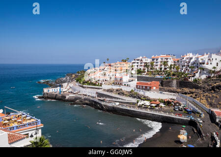 Il piccolo porto di pesca e alla spiaggia di Puerto Santiago sulla costa occidentale di Tenerife, Isole Canarie, Spagna Foto Stock