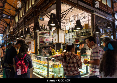 Mercato di San Miguel, un tapas gourmet mercato, Madrid, Spagna Foto Stock