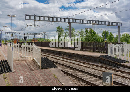 La Great Western mainline a cholsey dove il sovraccarico i fili sono stati installati pronti per l'operazione di treni elettrici. Foto Stock