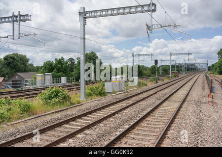 La Great Western mainline a cholsey dove il sovraccarico i fili sono stati installati pronti per l'operazione di treni elettrici. Foto Stock