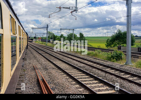 La Great Western mainline a cholsey dove il sovraccarico i fili sono stati installati pronti per l'operazione di treni elettrici. Foto Stock