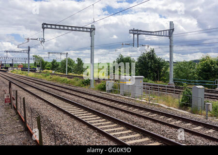 La Great Western mainline a cholsey dove il sovraccarico i fili sono stati installati pronti per l'operazione di treni elettrici. Foto Stock