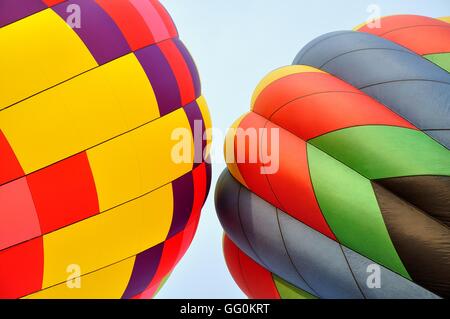 Una coppia di colorati i palloni ad aria calda Foto Stock