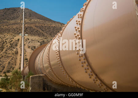 Cantil, California - Los Angeles acquedotto porta acqua dalla California's Owens Valley a Los Angeles. Foto Stock
