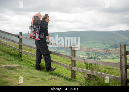 Giovane uomo godendo di vista con la sua piccola figlia nello zaino bambino vettore Foto Stock