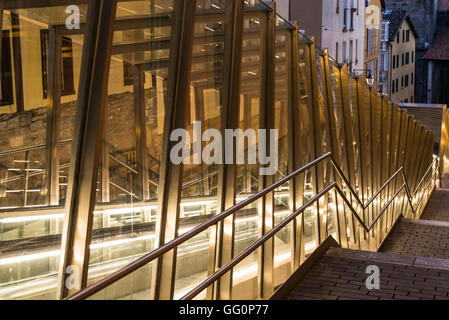 Scale mobili moderni nel centro storico, Vitoria-Gasteiz, Paesi Baschi Foto Stock