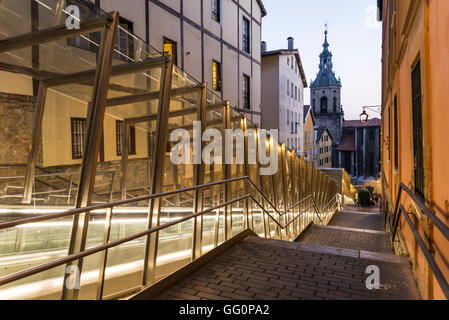 Scale mobili moderni nel centro storico, Vitoria-Gasteiz, Paesi Baschi Foto Stock