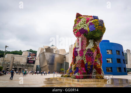 Cucciolo di scultura di Jeff Koons è un gigante topiaria da cane in Aguirre plaza fuori il Guggenheim Museum Bilbao, Paese Basco in Spagna Foto Stock