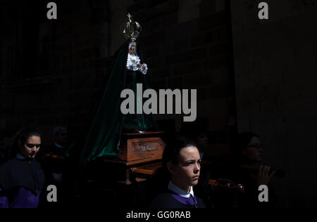 Gli adolescenti di sesso femminile di trasportare un immagine della Vergine Maria durante una PASQUA SETTIMANA SANTA PROCESSIONE in Astorga, Castilla y Leon, Spagna. Foto Stock