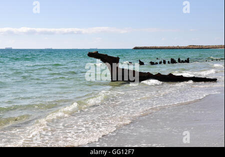 Vecchio arrugginito naufragio parzialmente sommerso a CY O'Connor spiaggia e l'Oceano Indiano seascape in Nord Coogee, Western Australia. Foto Stock