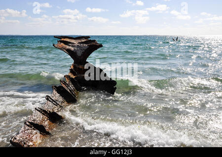 Vecchio arrugginito naufragio parzialmente sommerso a CY O'Connor spiaggia e l'Oceano Indiano seascape in Nord Coogee, Western Australia. Foto Stock