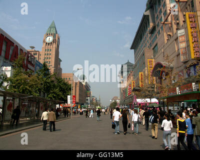 Il mall pedonale dell'area per lo shopping di Wangfujing di Pechino, Cina. Foto Stock