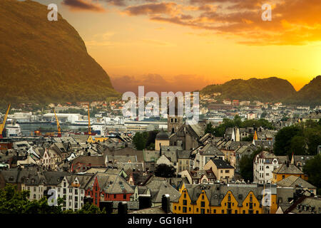 Norvegia, Alesund città vista panoramica, fiordi norvegesi Foto Stock