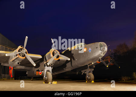 Handley Page Halifax , LV907, NP763, Venerdì 13th, presso Yorkshire Air Museum. Foto Stock