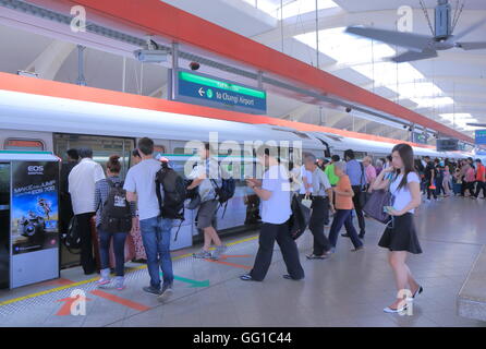 Persone Prendete la MRT At Tanah Merah Stazione di Singapore. Foto Stock