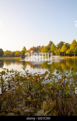 Triple fontane nel parco in autunno Foto Stock