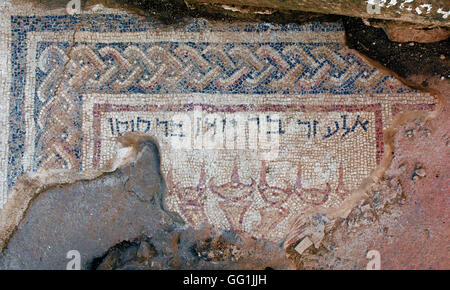 5860. Kur sinagoga Galilea. Rimane del mosaico della 4a -7th. C. raffigurante il candelabro (menorah) illuminati da lampade ad olio. Il Foto Stock