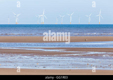 Sulle turbine eoliche offshore a Lynn e Radioestesia interna wind farm, uno dei tanti parchi eolici nel Mare del Nord. Lincolnshire, costa orientale, Inghilterra, Regno Unito Foto Stock